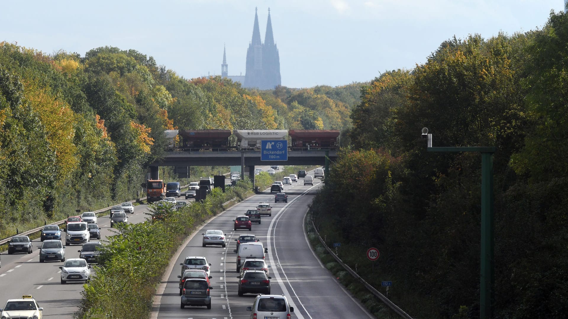 Die A57 Richtung Köln: Hier entstand ein kilometerlanger Stau, da die Fahrbahn eingesackt war. Eine Notreparatur war nötig. (Archivbild) Die A57 Richtung Köln: Hier entstand ein kilometerlanger Stau, da die Fahrbahn eingesackt war. Eine Notreparatur war nötig. (Archivbild)