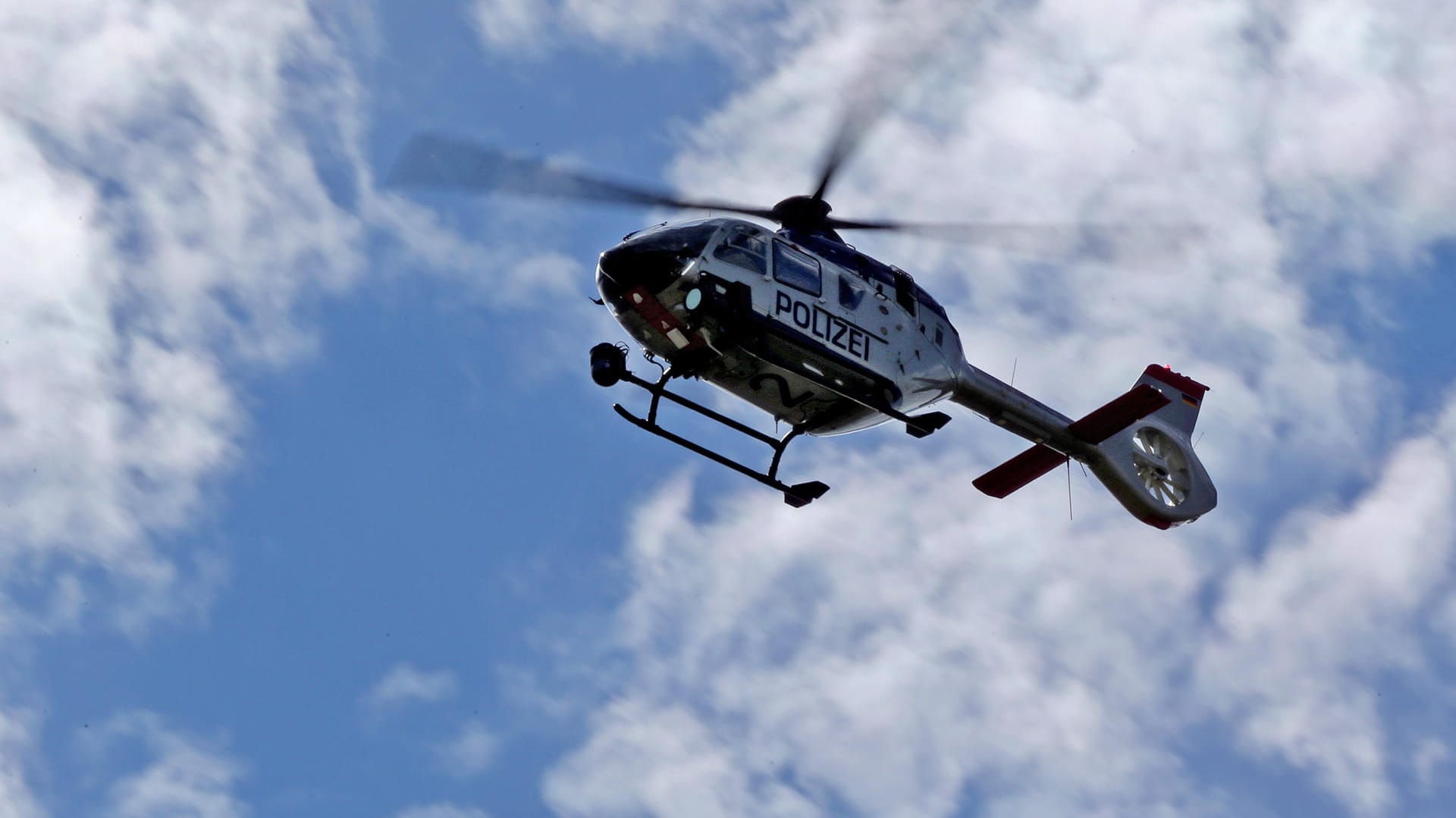 Ein Polizeihubschrauber im Einsatz: Mit Hilfe einer Wärmebildkamera an Bord konnten Beamten einen 85-jährigen Vermissten aufspüren. (Archivbild)