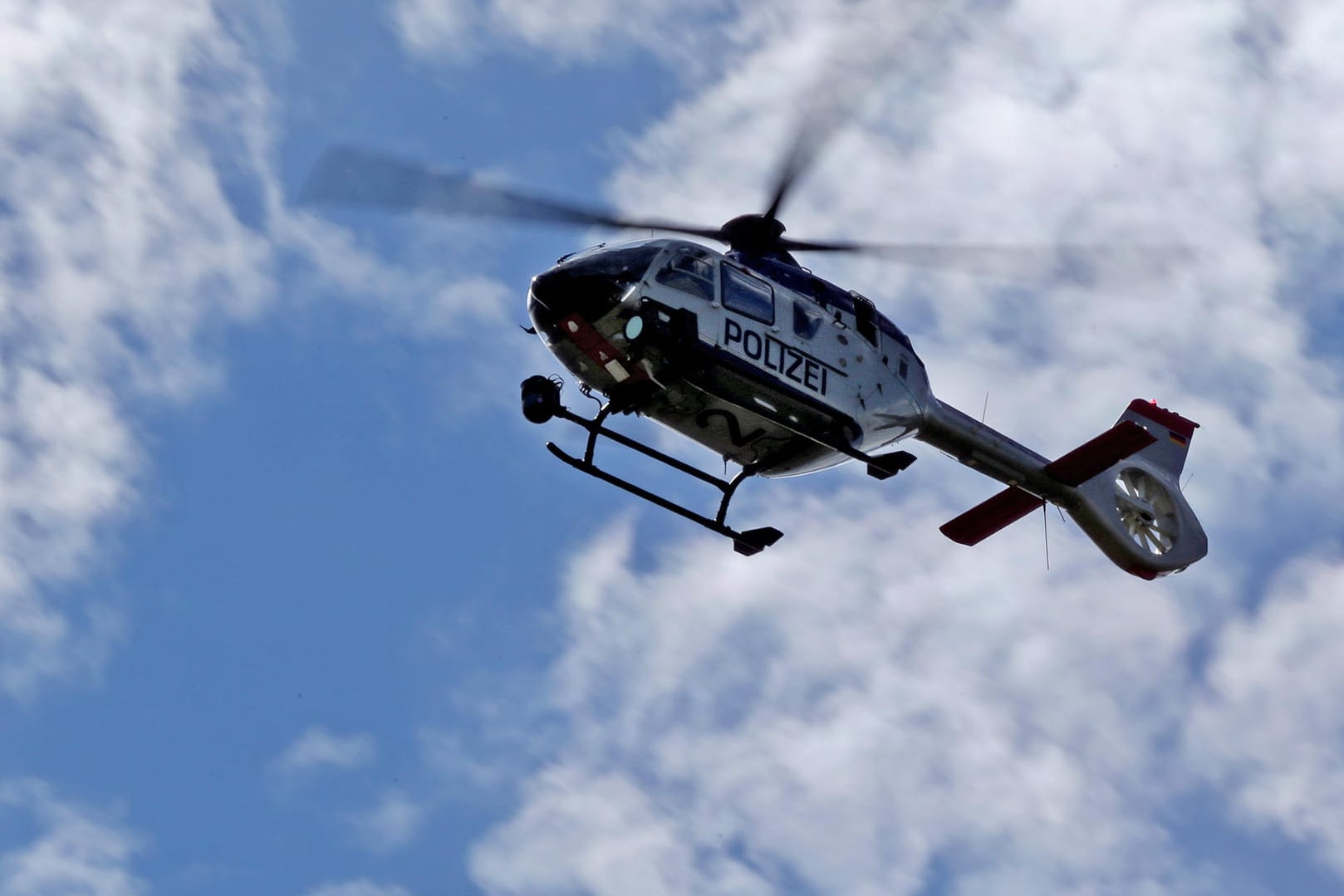 Ein Polizeihubschrauber im Einsatz: Mit Hilfe einer Wärmebildkamera an Bord konnten Beamten einen 85-jährigen Vermissten aufspüren. (Archivbild)