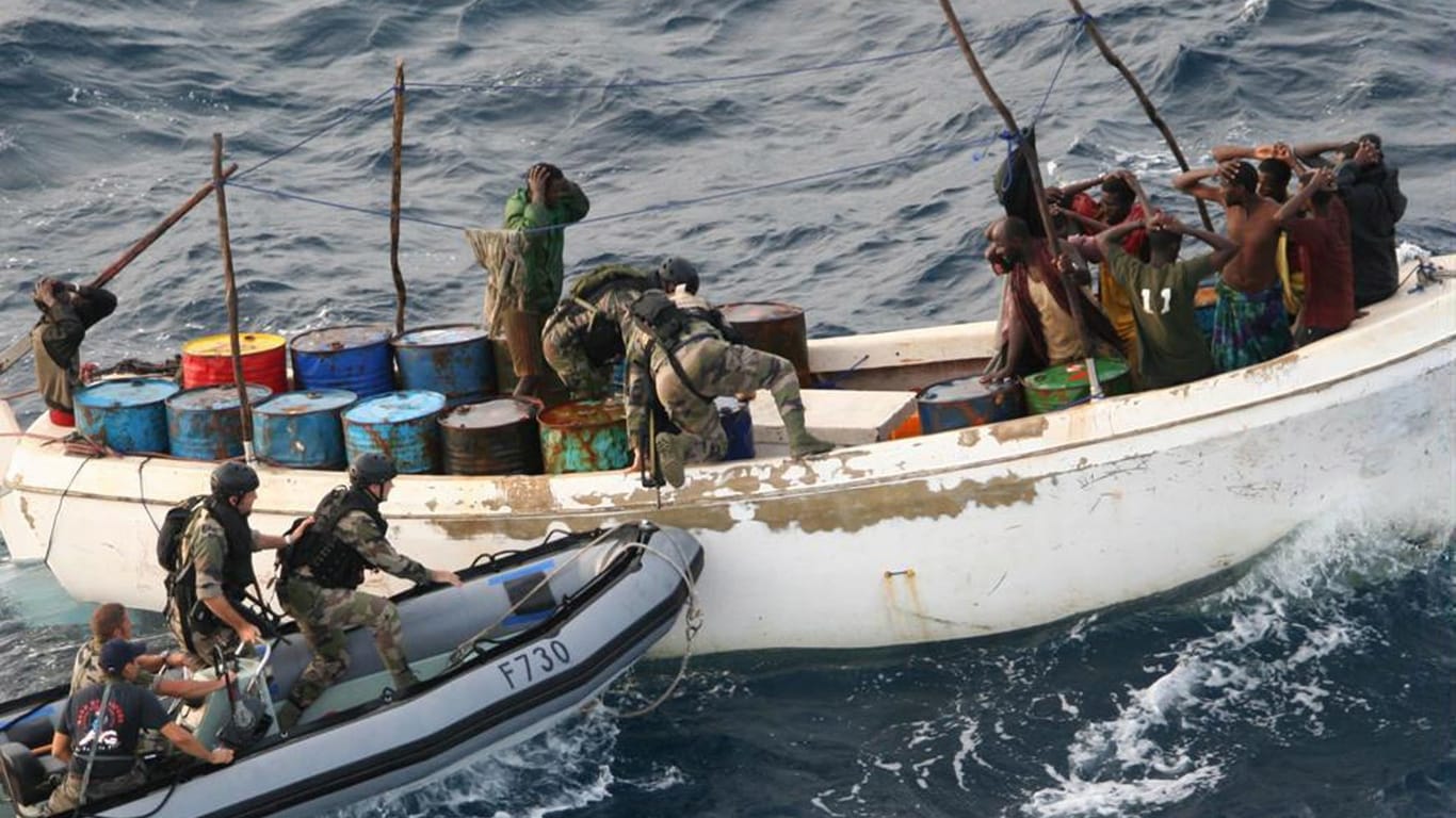November 2009: Französische Marinesoldaten entern vor der somalischen Küste ein Piratenboot.