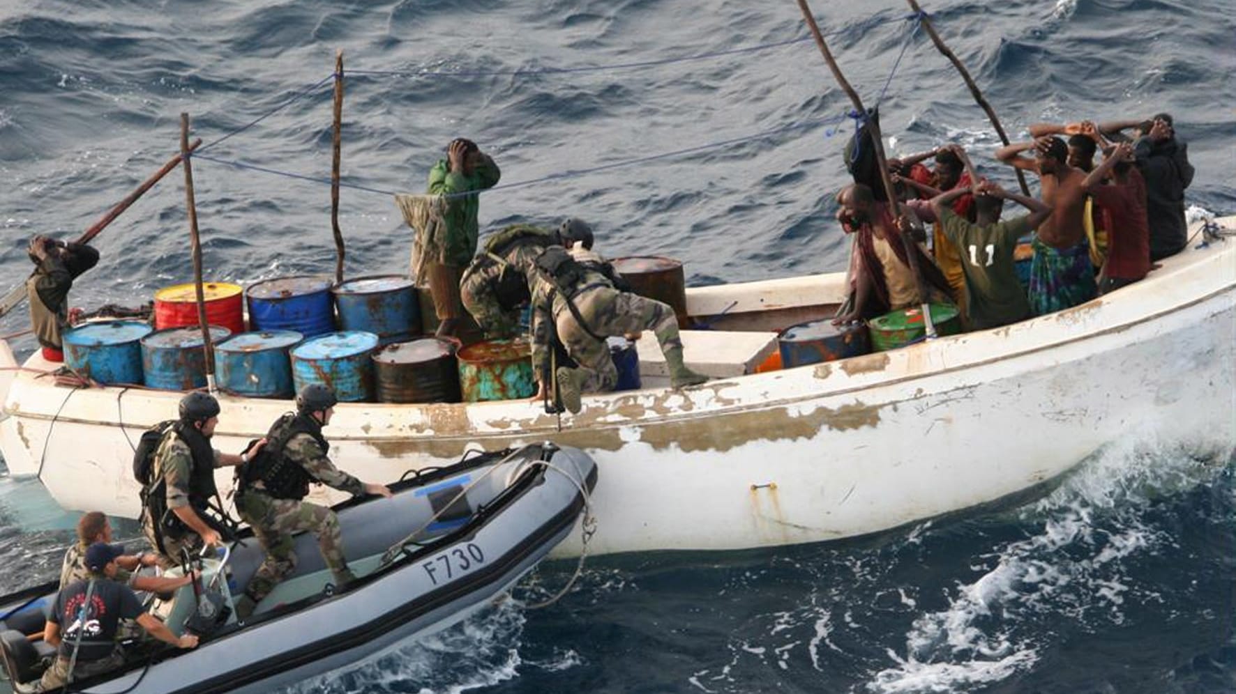 November 2009: Französische Marinesoldaten entern vor der somalischen Küste ein Piratenboot. November 2009: Französische Marinesoldaten entern vor der somalischen Küste ein Piratenboot.
