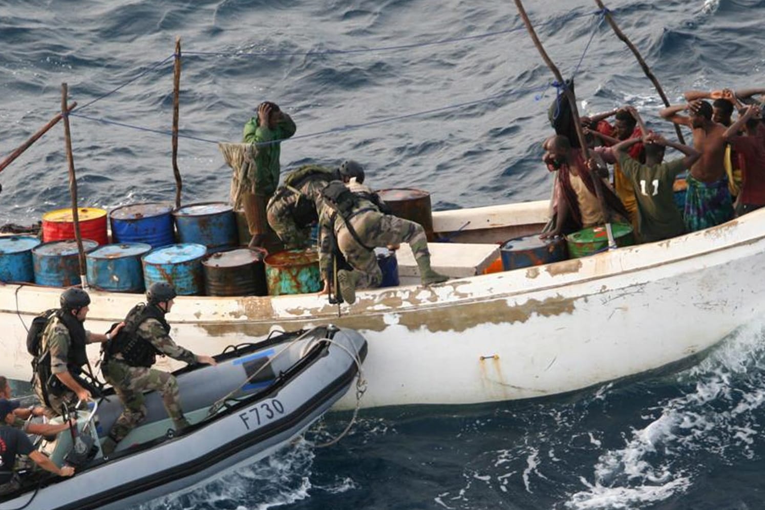 November 2009: Französische Marinesoldaten entern vor der somalischen Küste ein Piratenboot.