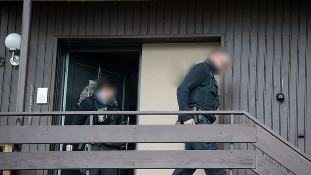 Zwei Polizisten verlassen die Wohnung, in dem ein sieben Monate alter Junge nach einem Biss des Familienhundes gestorben ist. Zwei Polizisten verlassen die Wohnung, in dem ein sieben Monate alter Junge nach einem Biss des Familienhundes gestorben ist.