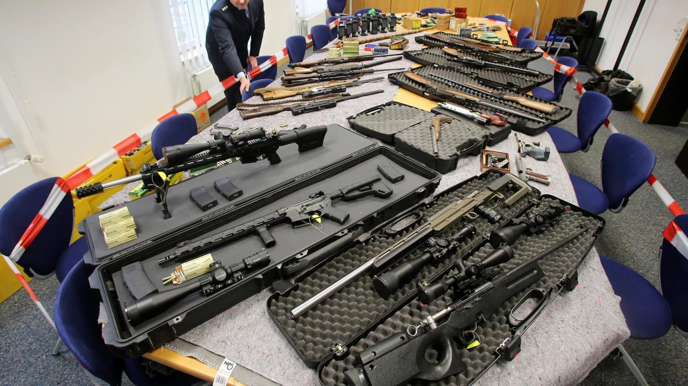 Waffen von "Reichsbürgern", die im November 2016 in Wuppertal sichergestellt wurden.