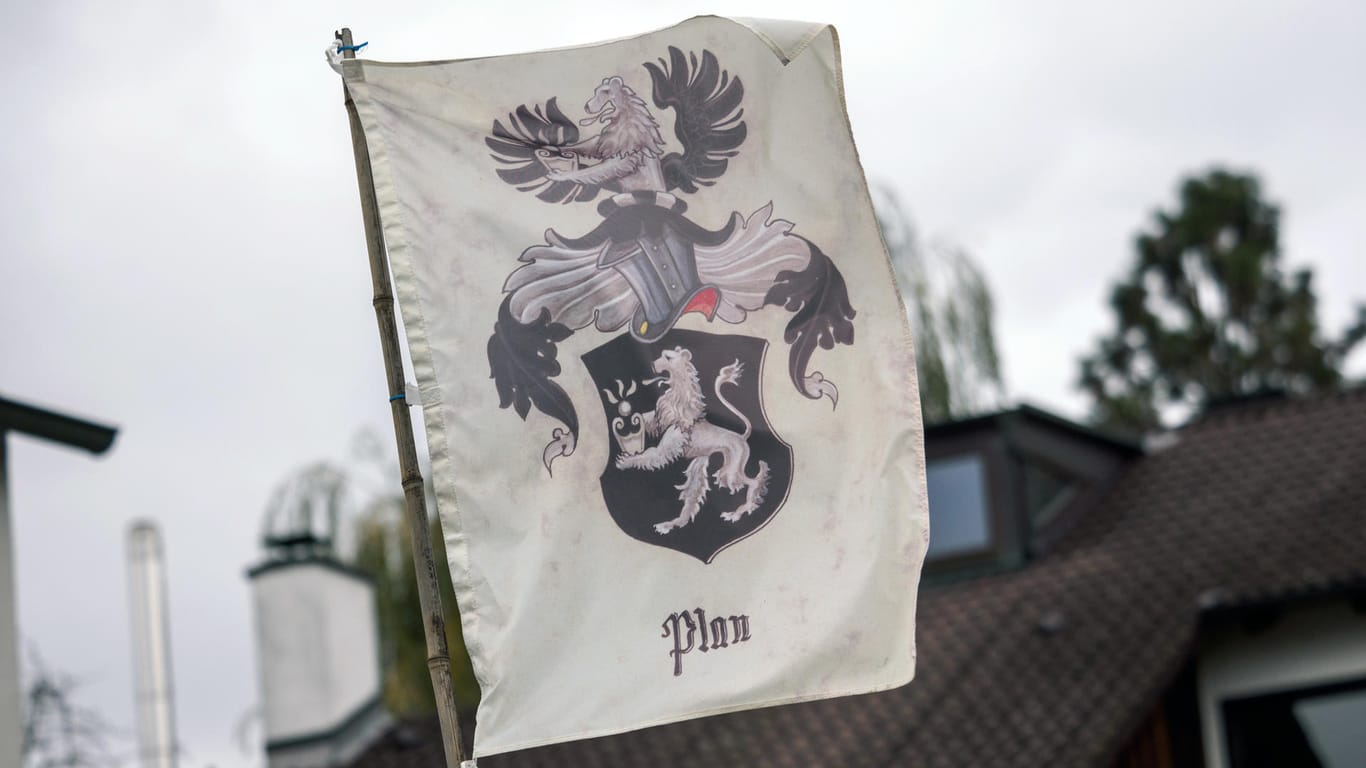 Eine Flagge auf dem Grundstück eines sogenannten Reichsbürgers in Georgensgmünd: Reichbürger haben neben eigener Flaggen auch eigene Reisepässe.
