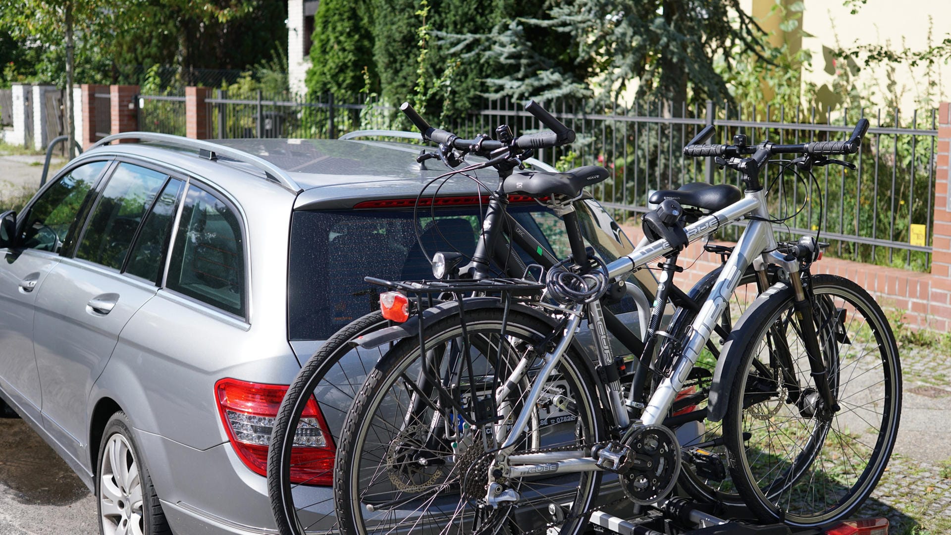 Auto mit Fahrrädern auf Heckträgern