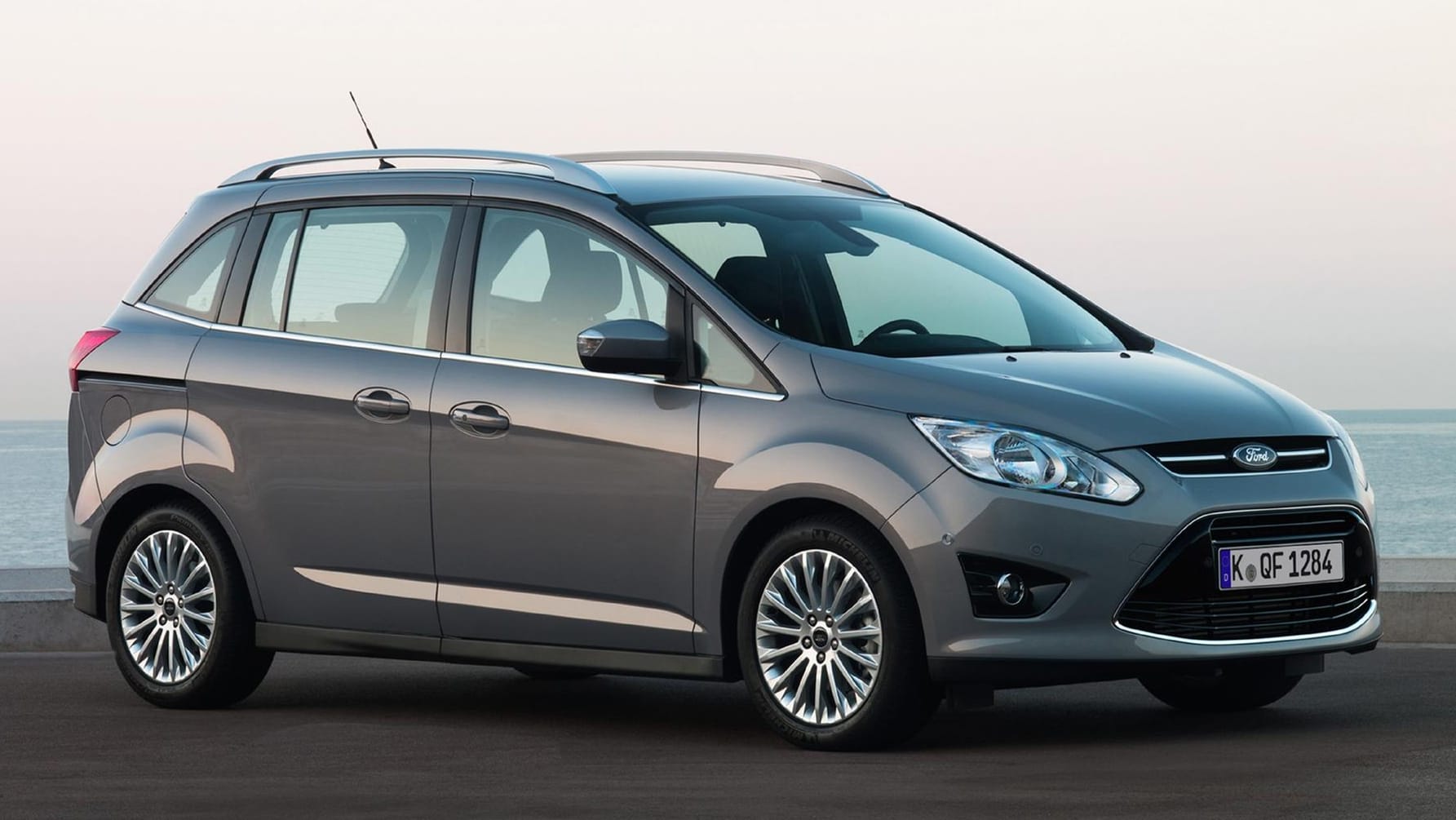 Ford C-Max: In der Version Grand C-Max stecken Schiebetüren für einen bequemen Einstieg der hinteren Passagiere.