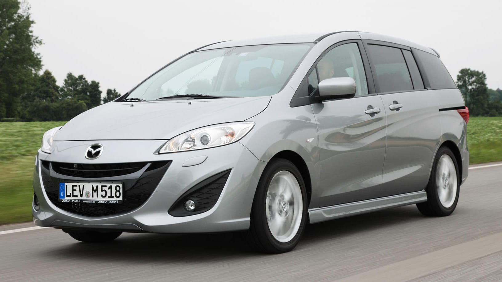 Mazda 5: Er hat serienmäßig Schiebentüren, was das Einsteigen ins Fond sehr bequem macht.