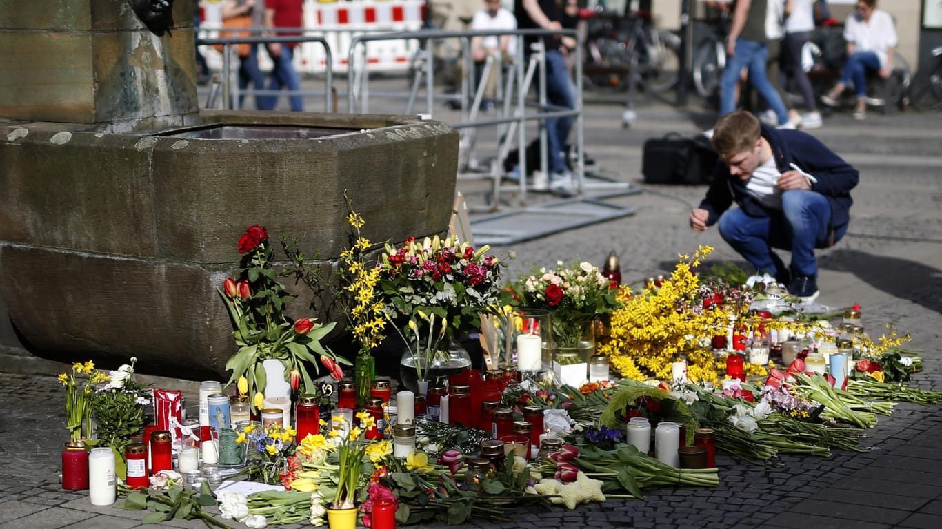 Ein Mann legt vor der Gaststätte "Kiepenkerl" eine Blume ab. Hier war am Samstag Jens R. in eine Menschenmenge gerast. Anschließend tötete er sich selbst.