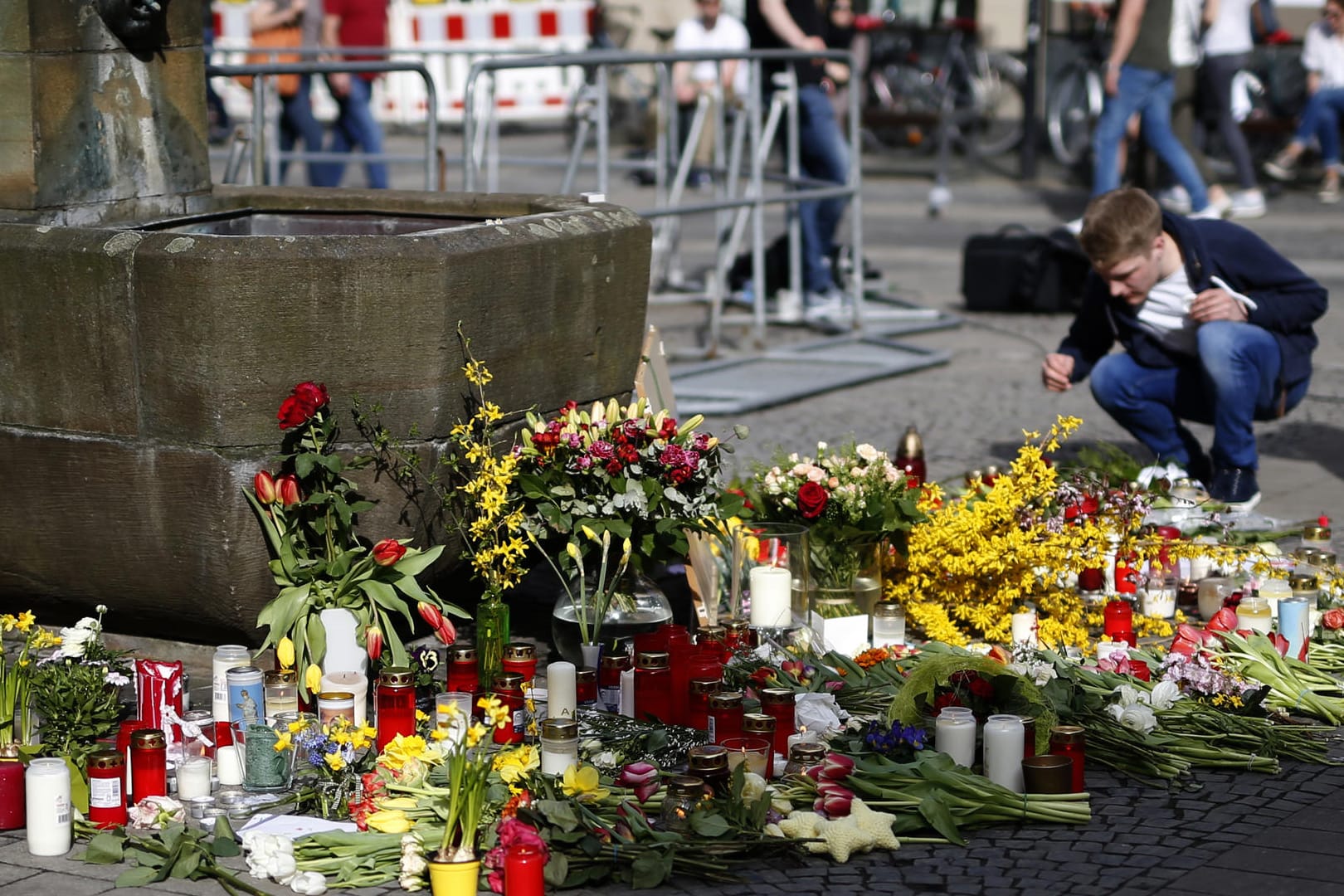 Ein Mann legt vor der Gaststätte "Kiepenkerl" eine Blume ab. Hier war am Samstag Jens R. in eine Menschenmenge gerast. Anschließend tötete er sich selbst.