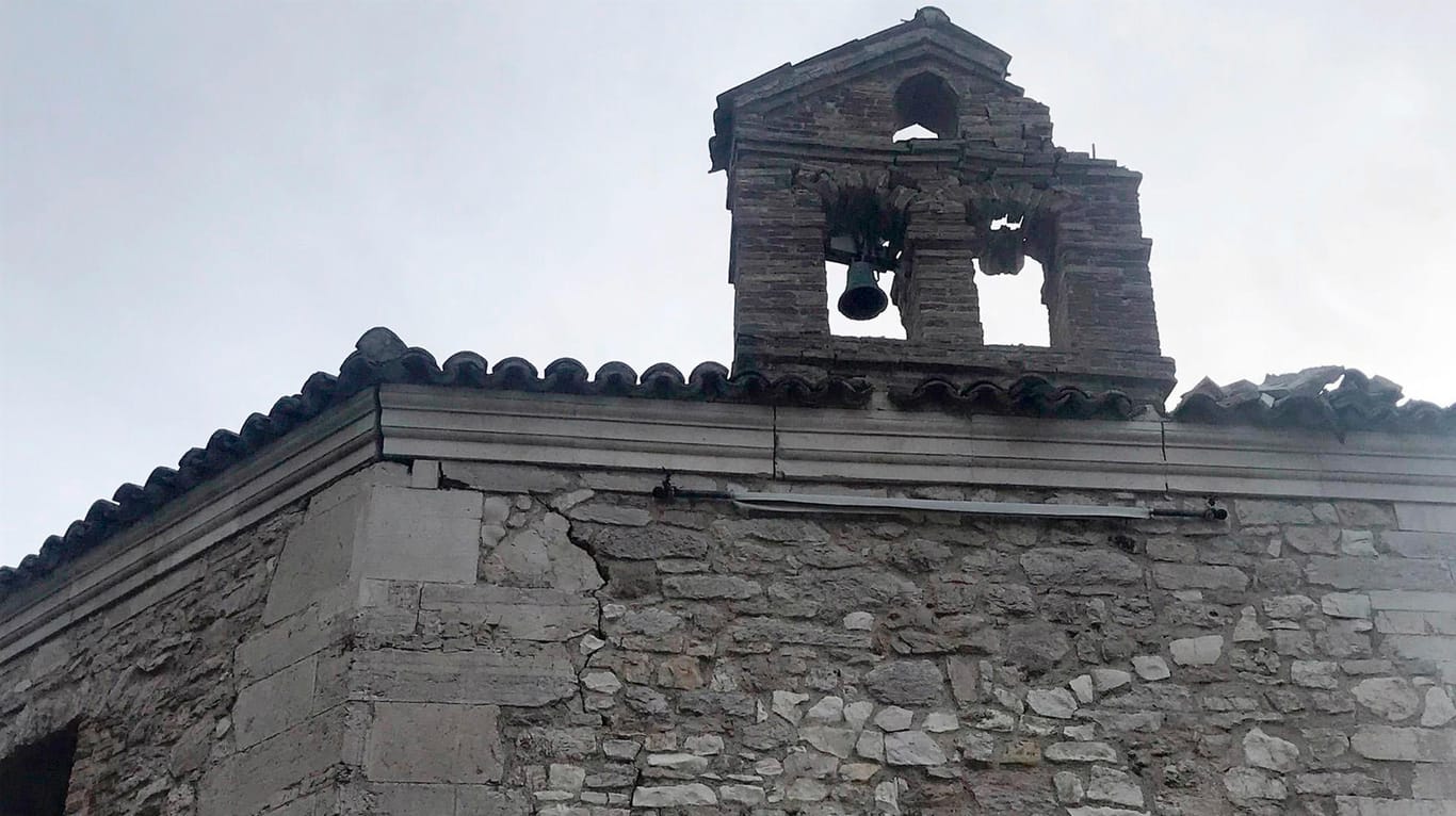 Erdbeben in Mittelitalien: Der Glockenturm der Kirche Santa Maria di Varano hat Schäden davongetragen.