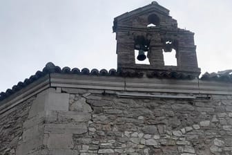 Erdbeben in Mittelitalien: Der Glockenturm der Kirche Santa Maria di Varano hat Schäden davongetragen.