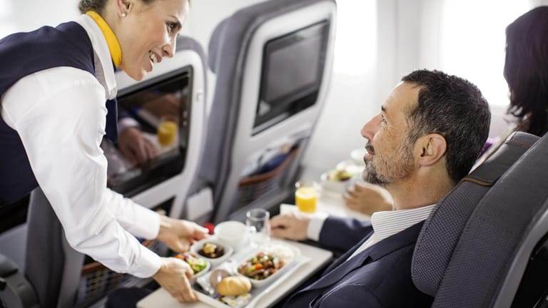 Hauptspeise, Salat, Brötchen, Nachspeise, Wasser: So sieht bei vielen Airlines wie hier bei Lufthansa auf der Langstrecke das Essen aus.
