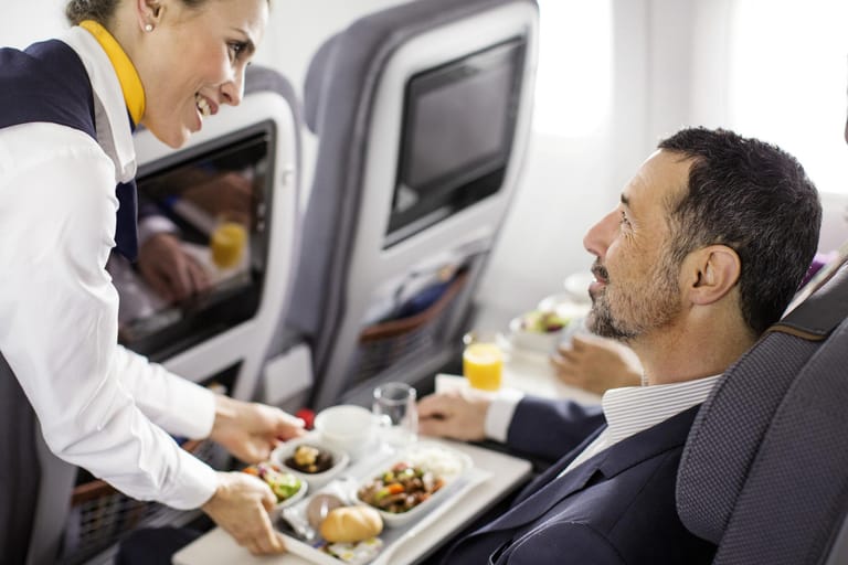 Hauptspeise, Salat, Brötchen, Nachspeise, Wasser: So sieht bei vielen Airlines wie hier bei Lufthansa auf der Langstrecke das Essen aus.