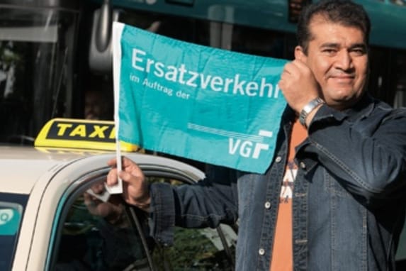 Ersatzverkehr per Taxi: Die Verkehrsgesellschaft Frankfurt am Main greift bei Störungen regelmäßig zu dem Mittel – und ließ einen Falschparker 28 Taxis zahlen.
