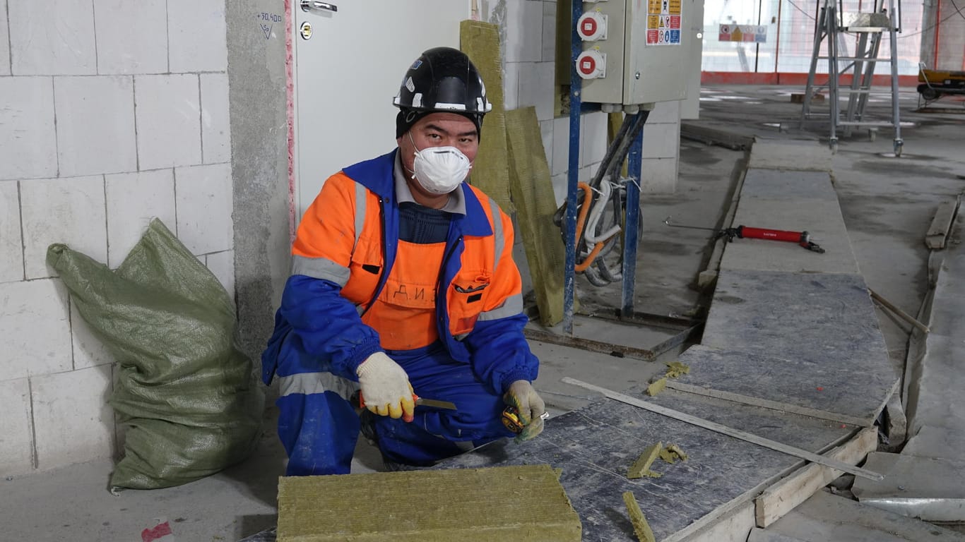 Ein Arbeiter auf einer Baustelle in St. Petersburg: Russlands wirtschaftliches Aussichten sind weiter schlecht.