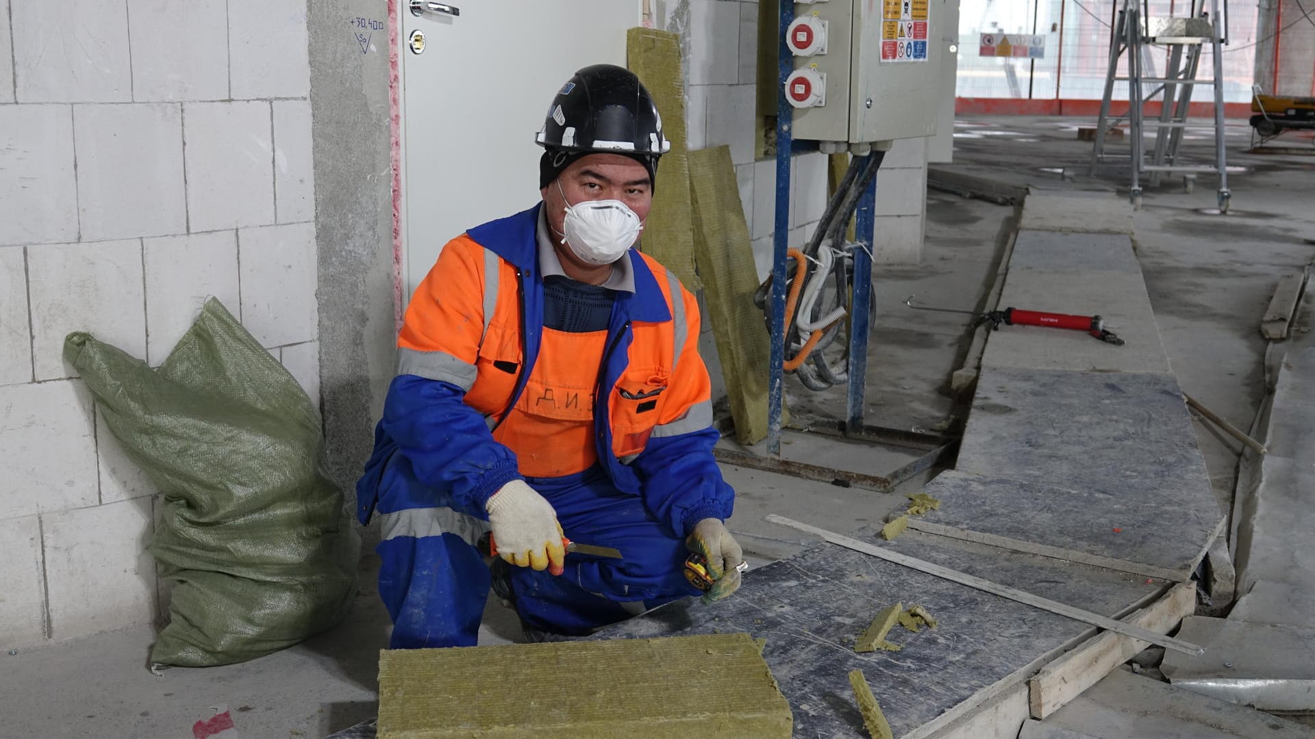 Ein Arbeiter auf einer Baustelle in St. Petersburg: Russlands wirtschaftliches Aussichten sind weiter schlecht. Ein Arbeiter auf einer Baustelle in St. Petersburg: Russlands wirtschaftliches Aussichten sind weiter schlecht.