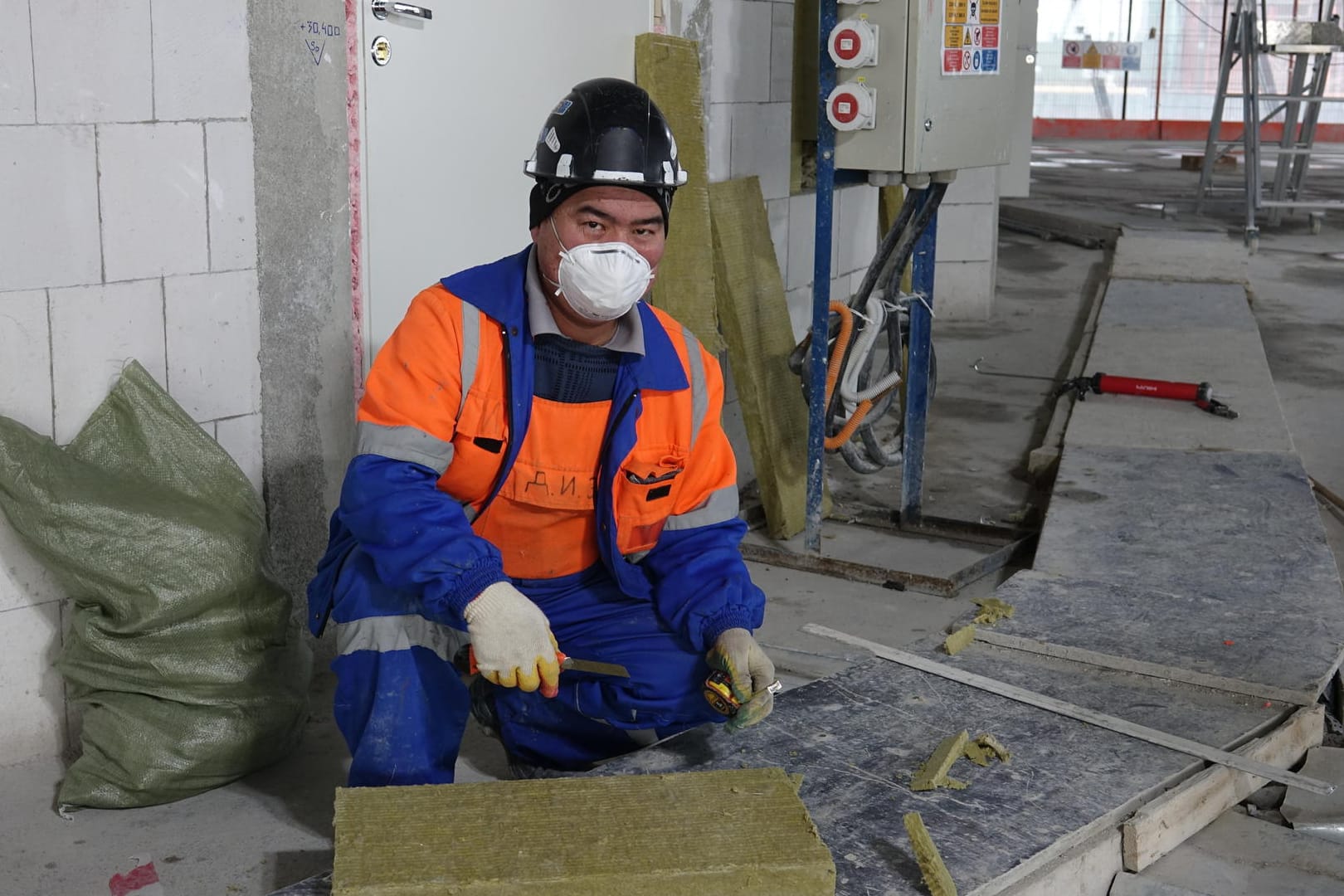 Ein Arbeiter auf einer Baustelle in St. Petersburg: Russlands wirtschaftliches Aussichten sind weiter schlecht. Ein Arbeiter auf einer Baustelle in St. Petersburg: Russlands wirtschaftliches Aussichten sind weiter schlecht.