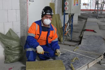 Ein Arbeiter auf einer Baustelle in St. Petersburg: Russlands wirtschaftliches Aussichten sind weiter schlecht.