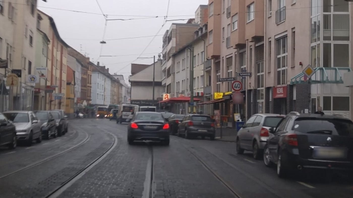 Nichts ging mehr: Hinter dem "40"-Schild stand das Auto, das der Straßenbahn die Weiterfahrt unmöglich machte. Das Bild ist von 2016, derzeit fahren dort wegen Bauarbeiten gar keine Bahnen.