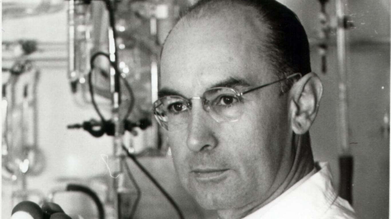 Albert Hofmann steht als junger Wissenschaftler in einem Labor: Der Wissenschaftler entdeckte vor 75 Jahren aus Zufall die Droge LSD.