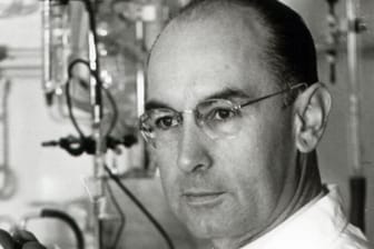 Albert Hofmann steht als junger Wissenschaftler in einem Labor: Der Wissenschaftler entdeckte vor 75 Jahren aus Zufall die Droge LSD.