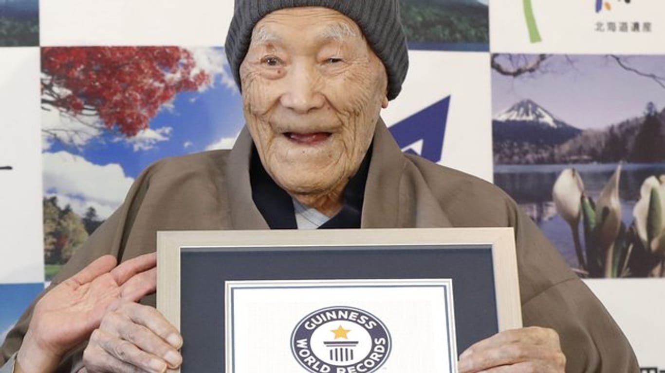 Masazo Nonaka lebt mit seiner Familie in einem Gästehaus mit heißer Naturquelle, das ebenfalls über 100 Jahre alt ist und von ihm geführt wurde.