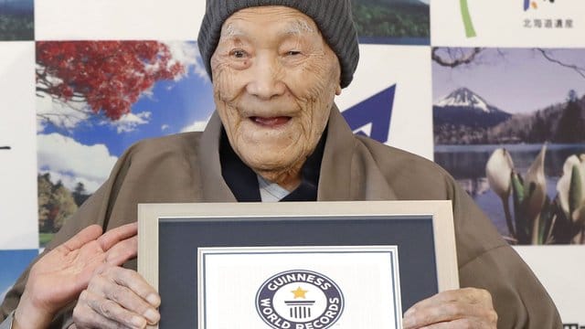 Masazo Nonaka lebt mit seiner Familie in einem Gästehaus mit heißer Naturquelle, das ebenfalls über 100 Jahre alt ist und von ihm geführt wurde. Masazo Nonaka lebt mit seiner Familie in einem Gästehaus mit heißer Naturquelle, das ebenfalls über 100 Jahre alt ist und von ihm geführt wurde.