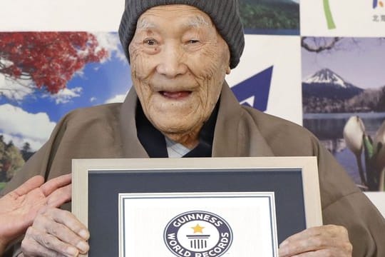 Masazo Nonaka lebt mit seiner Familie in einem Gästehaus mit heißer Naturquelle, das ebenfalls über 100 Jahre alt ist und von ihm geführt wurde.