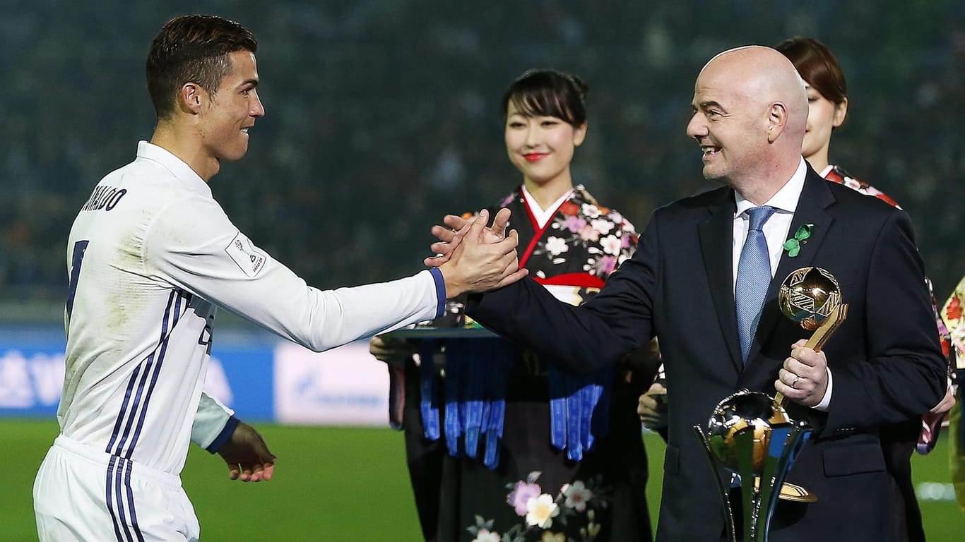 Gianni Infantino (r.) mit Ronaldo: Der Fifa-Präsident überreicht dem Superstar die Players Trophy der Klub-WM 2016. Wird das Turnier bald verkauft?