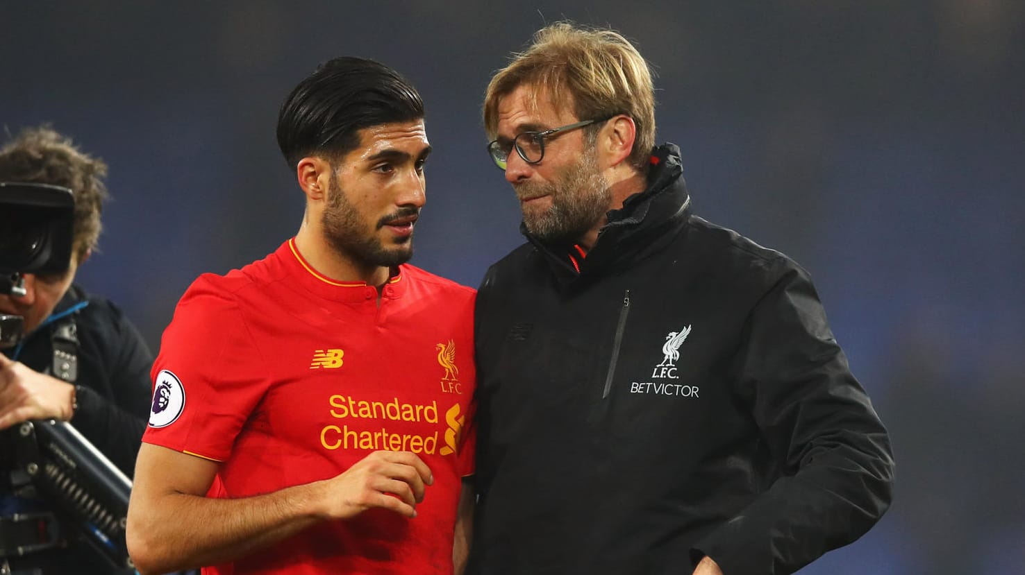 Emre Can (l.) mit Jürgen Klopp: Der Coach muss bis zum Saisonende auf seinen Mittelfeld-Star verzichten.