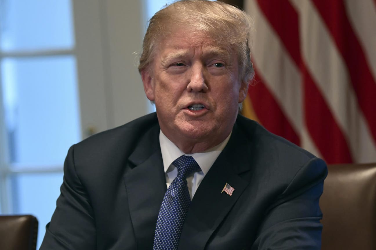 Donald Trump spricht während eines Treffens mit ranghohen Militärs: Der US-Präsident steht in der Russland-Affäre und wegen einer angeblichen Affäre zu einem Pornostar unter Druck.