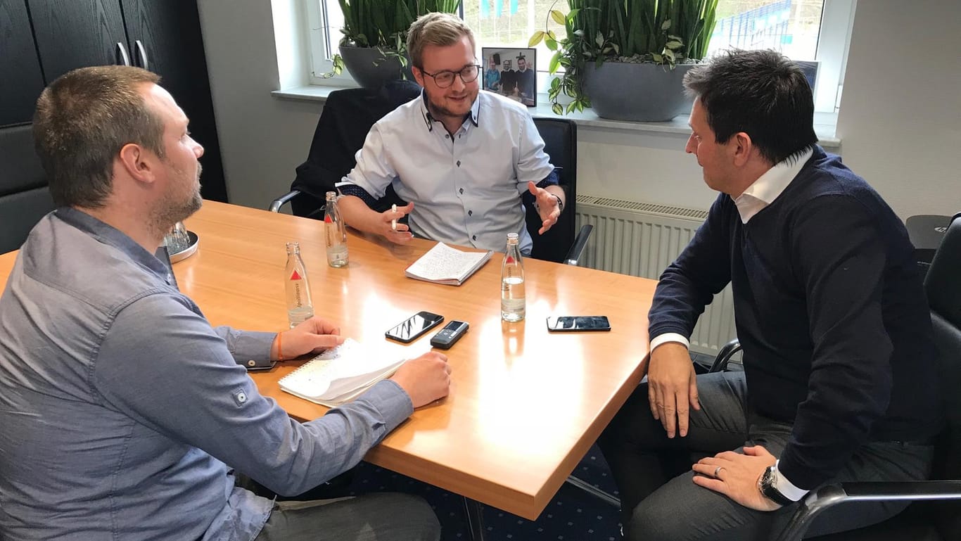 Schalkes Vorstand Christian Heidel empfing Guido Heisterkamp und Florian Wichert (m.) von t-online.de in seinem Büro auf der Geschäftsstelle. Das Gespräch ging länger als eine Stunde, Heidel war bester Laune vor dem Derby gegen Borussia Dortmund.