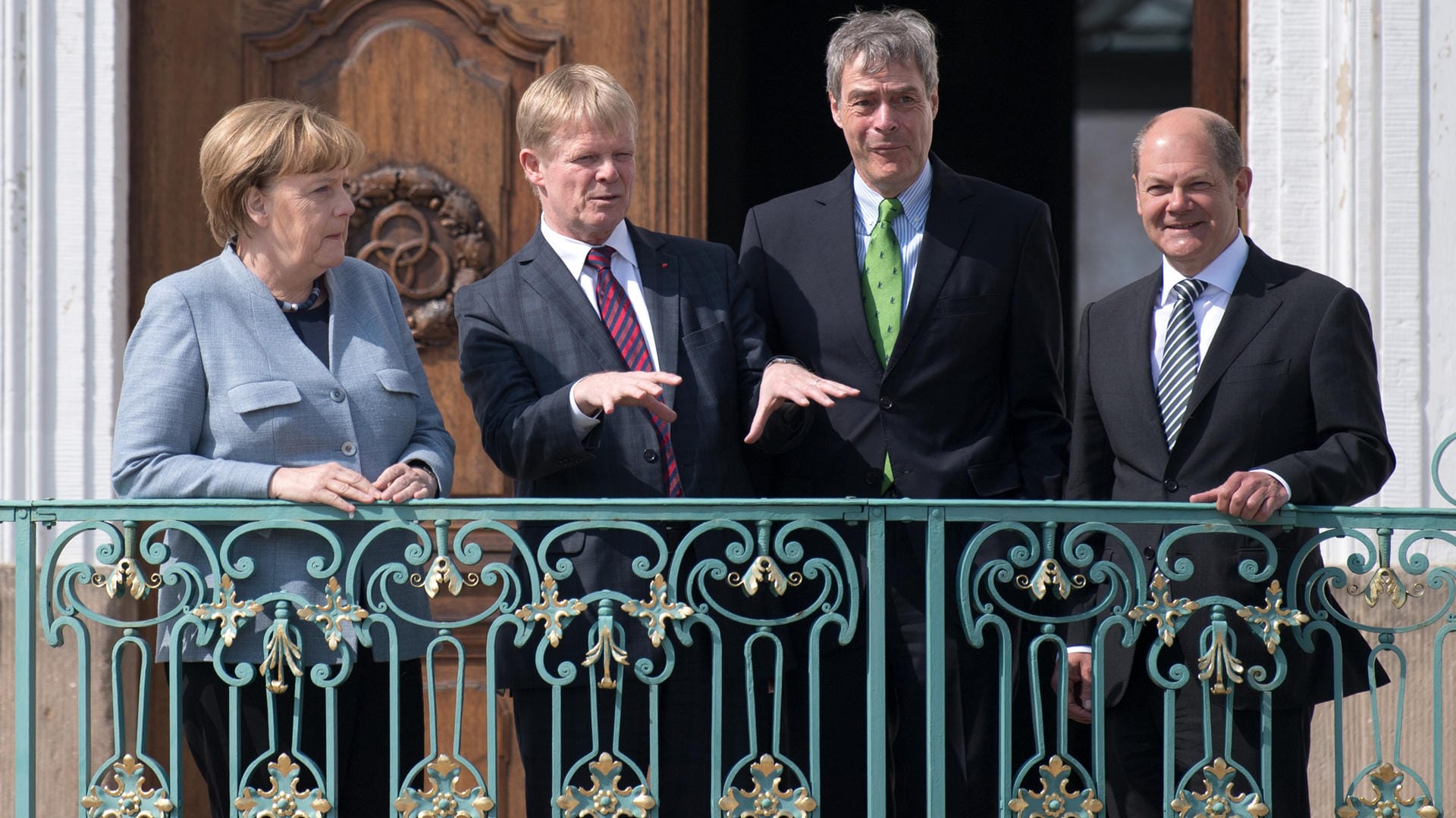 Bundeskanzlerin Angela Merkel (CDU, l.-r.), der DGB-Vorsitzende Reiner Hoffmann, BDA-Präsident Ingo Kramer und Finanzminister Olaf Scholz (SPD) lachen kurz vor Beginn einer Klausurtagung des Bundeskabinetts