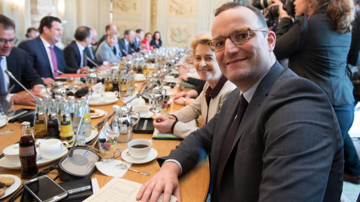 Gesundheitsminister Jens Spahn schaut kurz vor Beginn der Kabinettssitzung in die Kamera: Im Schloss Meseberg findet die zweitägige Klausurtagung des Bundeskabinetts statt.