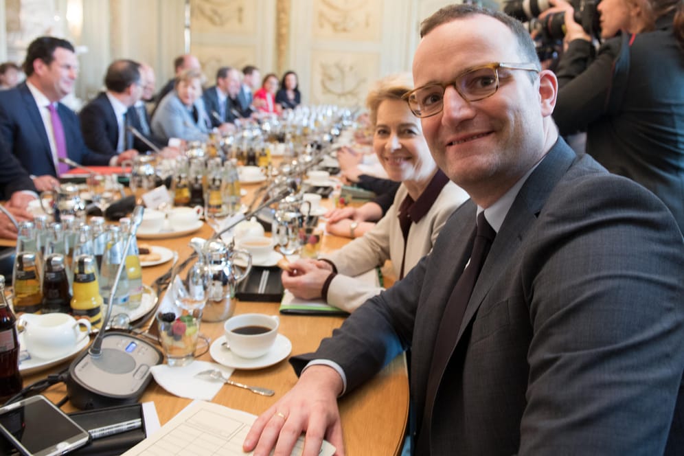 Gesundheitsminister Jens Spahn schaut kurz vor Beginn der Kabinettssitzung in die Kamera: Im Schloss Meseberg findet die zweitägige Klausurtagung des Bundeskabinetts statt.