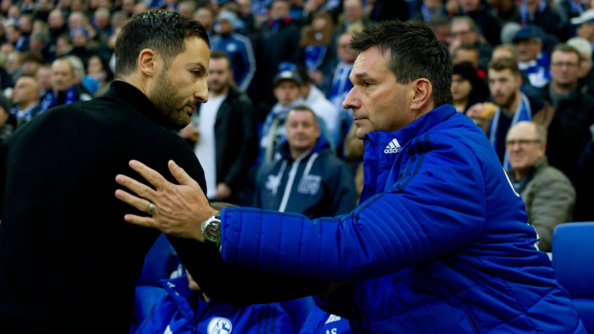 Christian Heidel (r.) trifft oft mutige Entscheidungen. Eine davon: Domenico Tedesco mit der Erfahrung von nur 12 Zweitliga-Spielen als Cheftrainer zu Schalke zu lotsen.