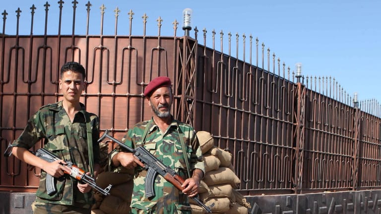 Libysche Sicherheitskräfte stehen vor einem Gefängnis in Tripolis, Libyen: UN stellen Bericht über willkürliche Festnahmen und Folter in Libyen vor.