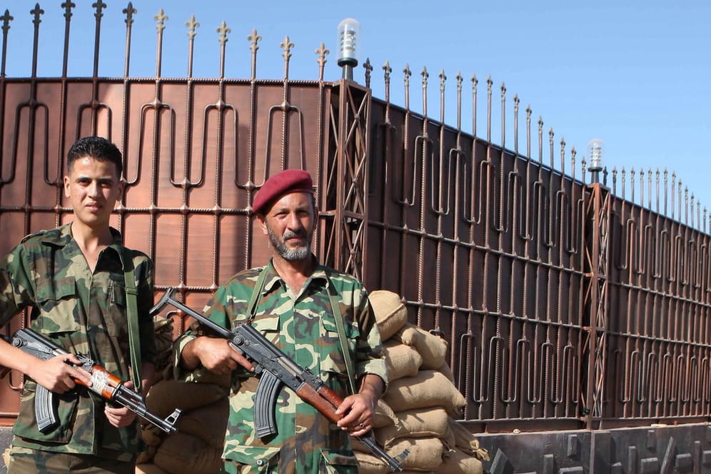 Libysche Sicherheitskräfte stehen vor einem Gefängnis in Tripolis, Libyen: UN stellen Bericht über willkürliche Festnahmen und Folter in Libyen vor.