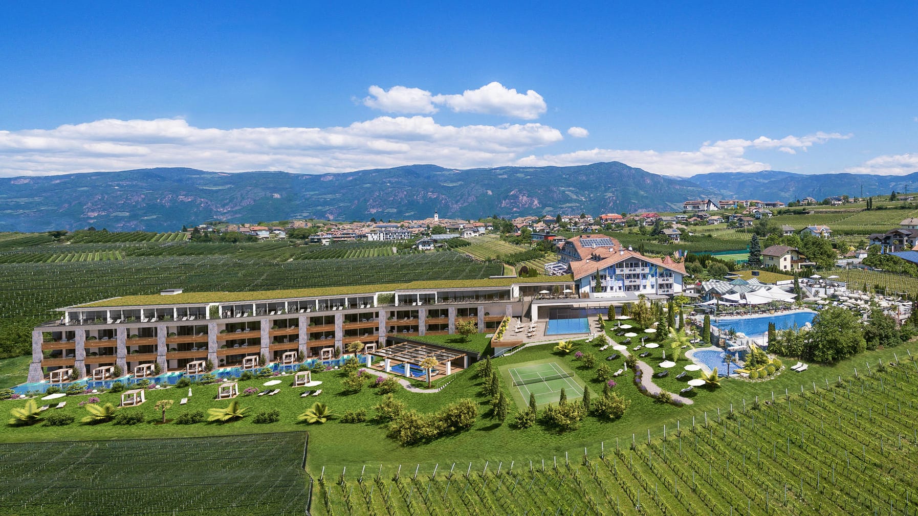 Das Hotel Weinegg in der Übersicht: Die Pool-Landschaft ist größtenteils neu, dazu gibt es einen Tennis-Platz (M.).