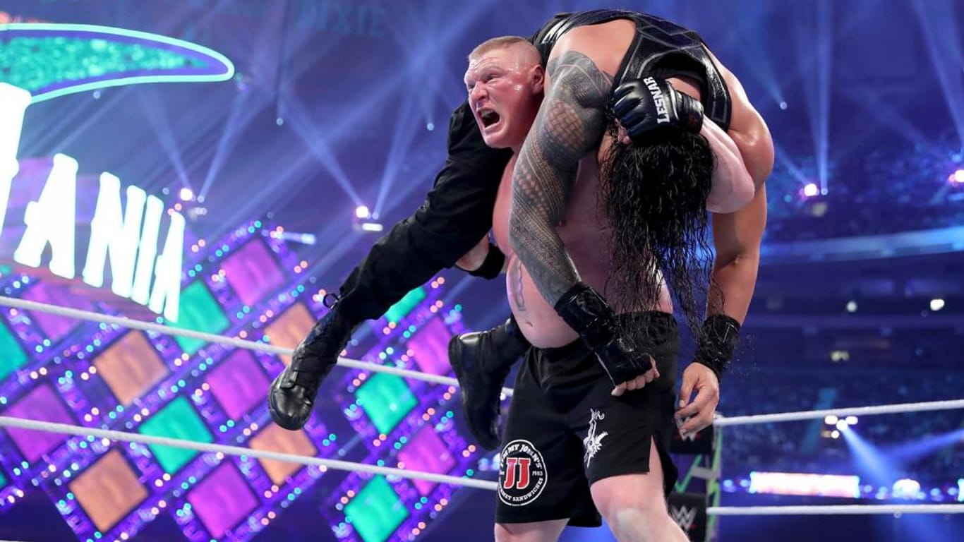 Erfolgreiche Titelverteidigung: Lesnar bereitet bei WrestleMania 34 einen "F5" gegen Roman Reigns vor.