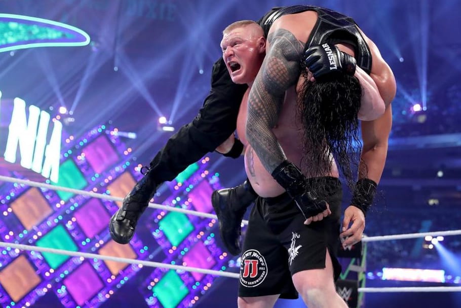 Erfolgreiche Titelverteidigung: Lesnar bereitet bei WrestleMania 34 einen "F5" gegen Roman Reigns vor.