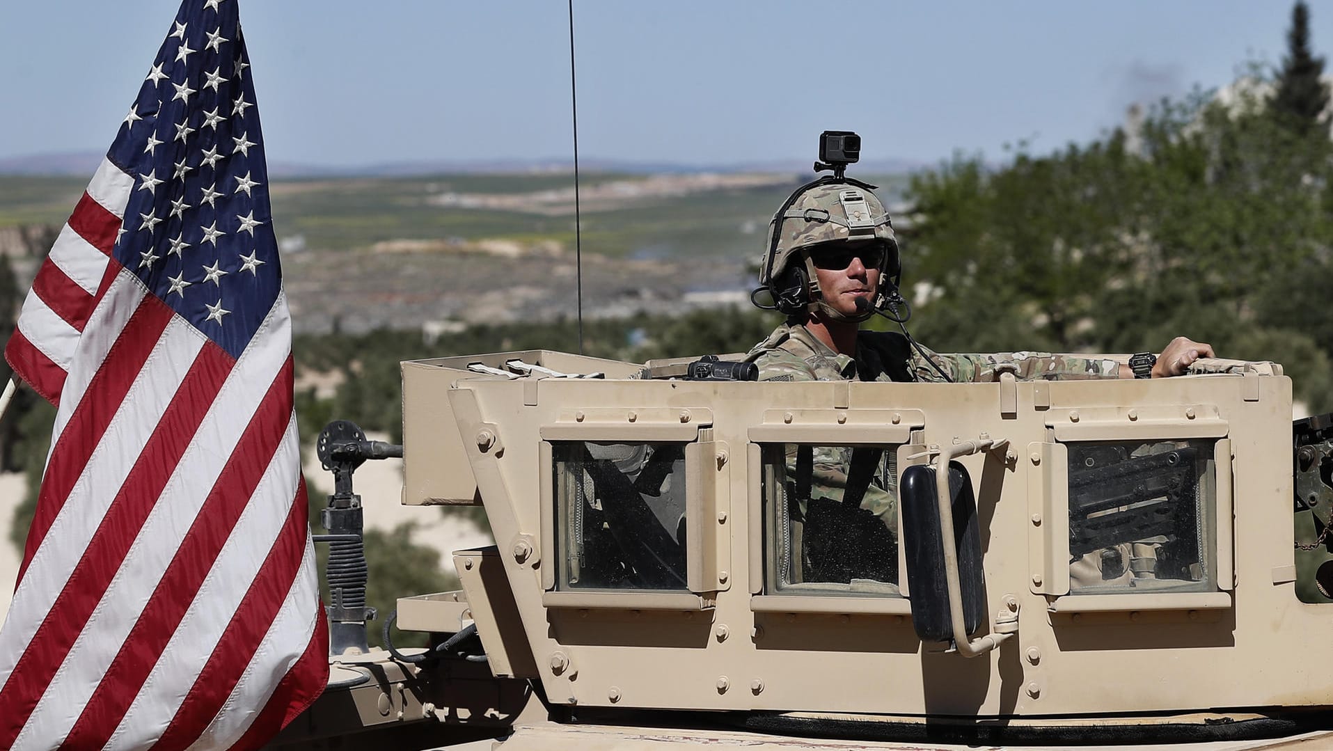 Ein US-Soldat in der neu eingerichteten Militärstellung in Syrien: Die USA unterstützen aktuell kurdische Kräfte im Nordosten des Landes im Kampf gegen die Terrormiliz IS.