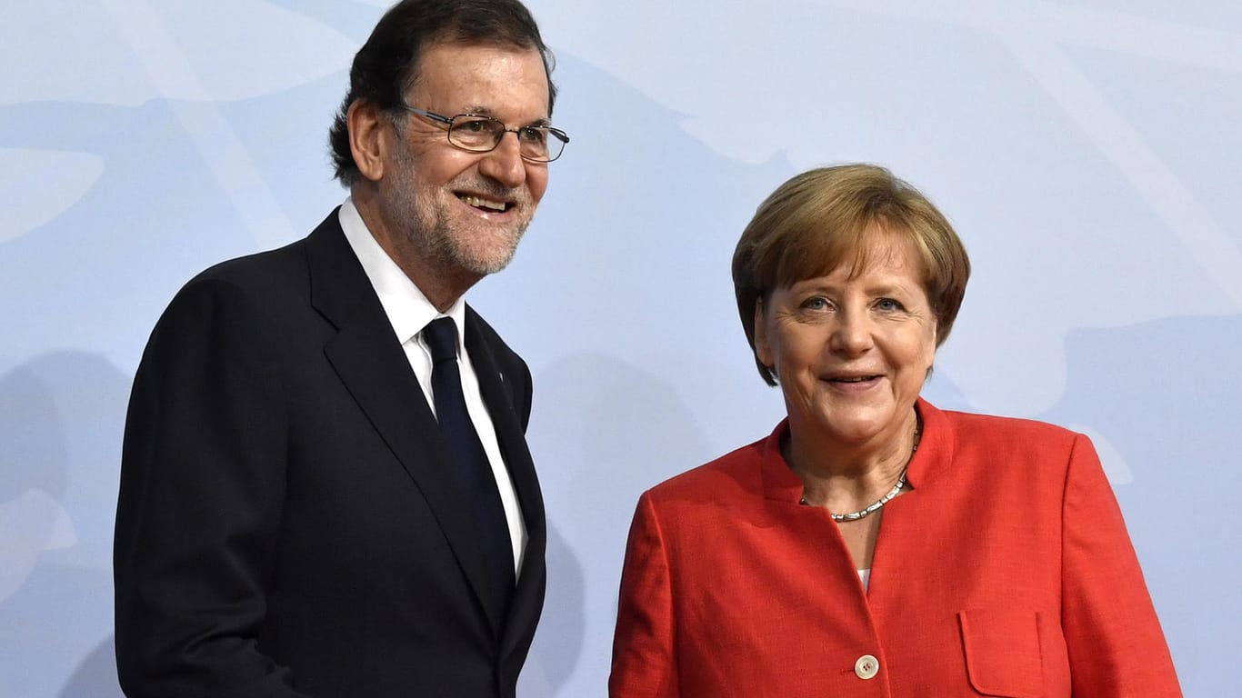 Bundeskanzlerin Angela Merkel begrüßt den spanischen Ministerpräsidenten Mariano Rajoy in Hamburg beim G20-Gipfel: Rajoy lobt Verhalten Deutschlands im Fall Puigdemont.