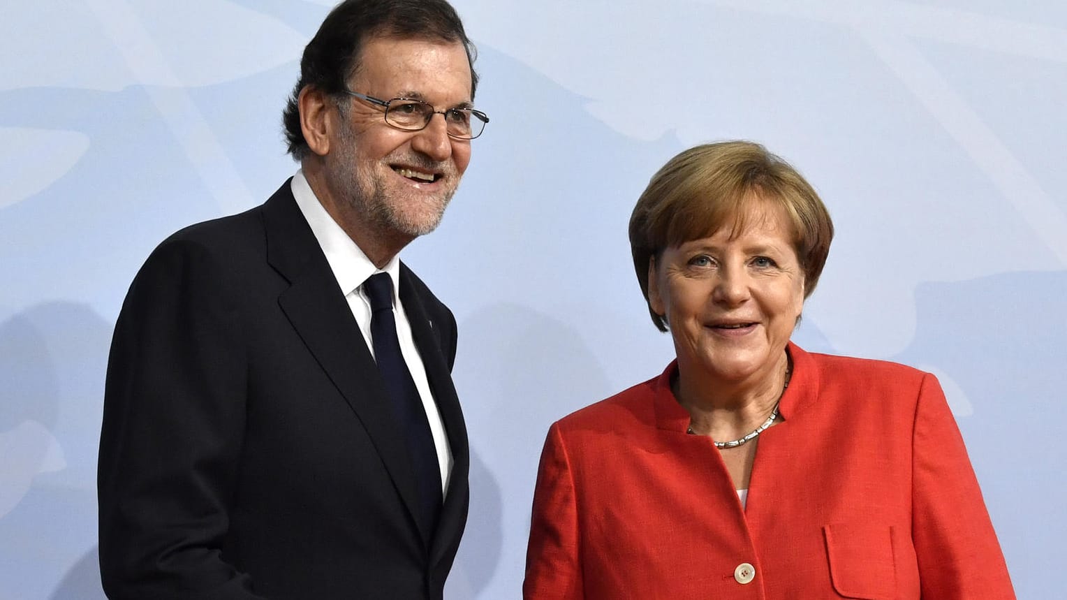 Bundeskanzlerin Angela Merkel begrüßt den spanischen Ministerpräsidenten Mariano Rajoy in Hamburg beim G20-Gipfel: Rajoy lobt Verhalten Deutschlands im Fall Puigdemont. Bundeskanzlerin Angela Merkel begrüßt den spanischen Ministerpräsidenten Mariano Rajoy in Hamburg beim G20-Gipfel: Rajoy lobt Verhalten Deutschlands im Fall Puigdemont.