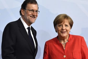 Bundeskanzlerin Angela Merkel begrüßt den spanischen Ministerpräsidenten Mariano Rajoy in Hamburg beim G20-Gipfel: Rajoy lobt Verhalten Deutschlands im Fall Puigdemont.