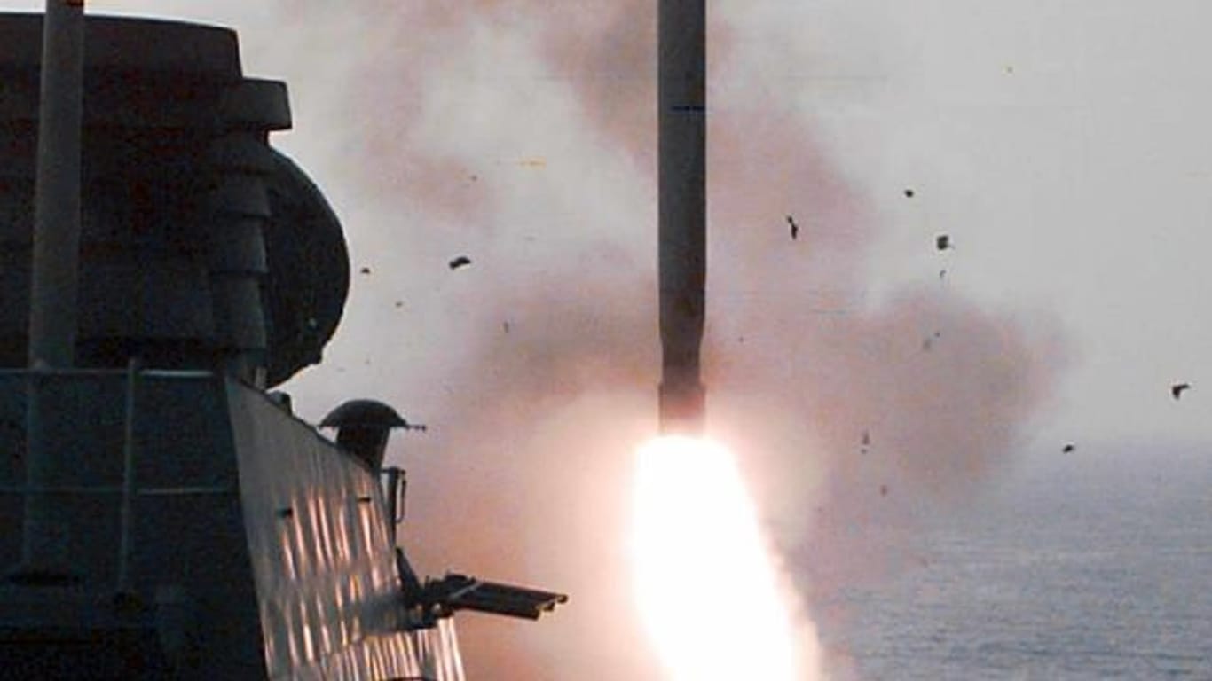 Eine Tomahawk-Rakete startet von einem US-Kriegsschiff.