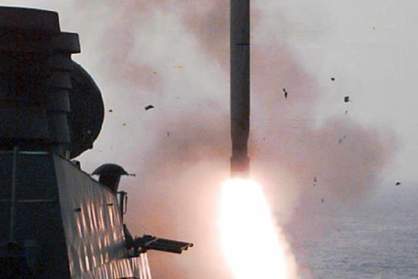 Eine Tomahawk-Rakete startet von einem US-Kriegsschiff.