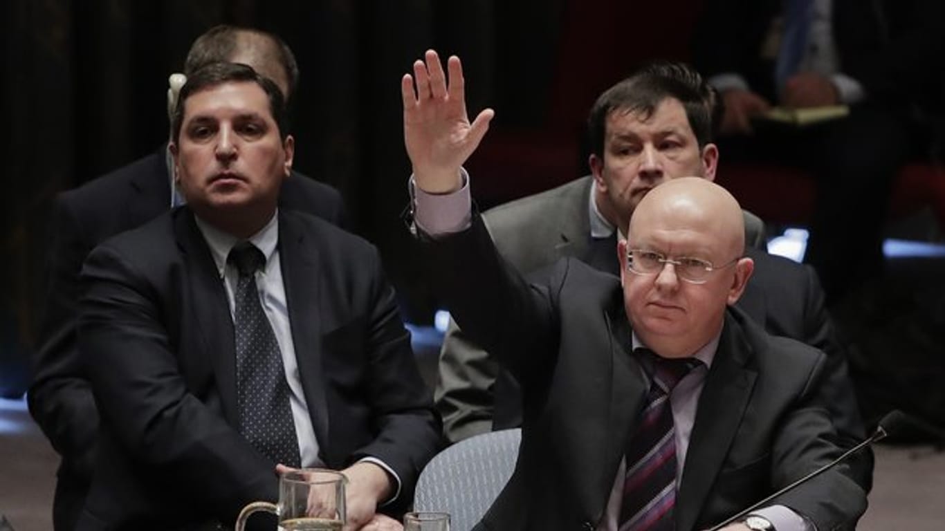 Der russische UN-Botschafter Wassili Nebensja stimmt bei der Sitzung des UN-Sicherheitsrats in New York ab.