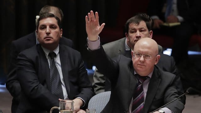 Der russische UN-Botschafter Wassili Nebensja stimmt bei der Sitzung des UN-Sicherheitsrats in New York ab. Der russische UN-Botschafter Wassili Nebensja stimmt bei der Sitzung des UN-Sicherheitsrats in New York ab.